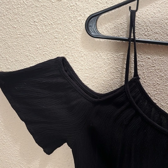 Black Cold Shoulder flowy loose crop tank - Picture 2 of 6